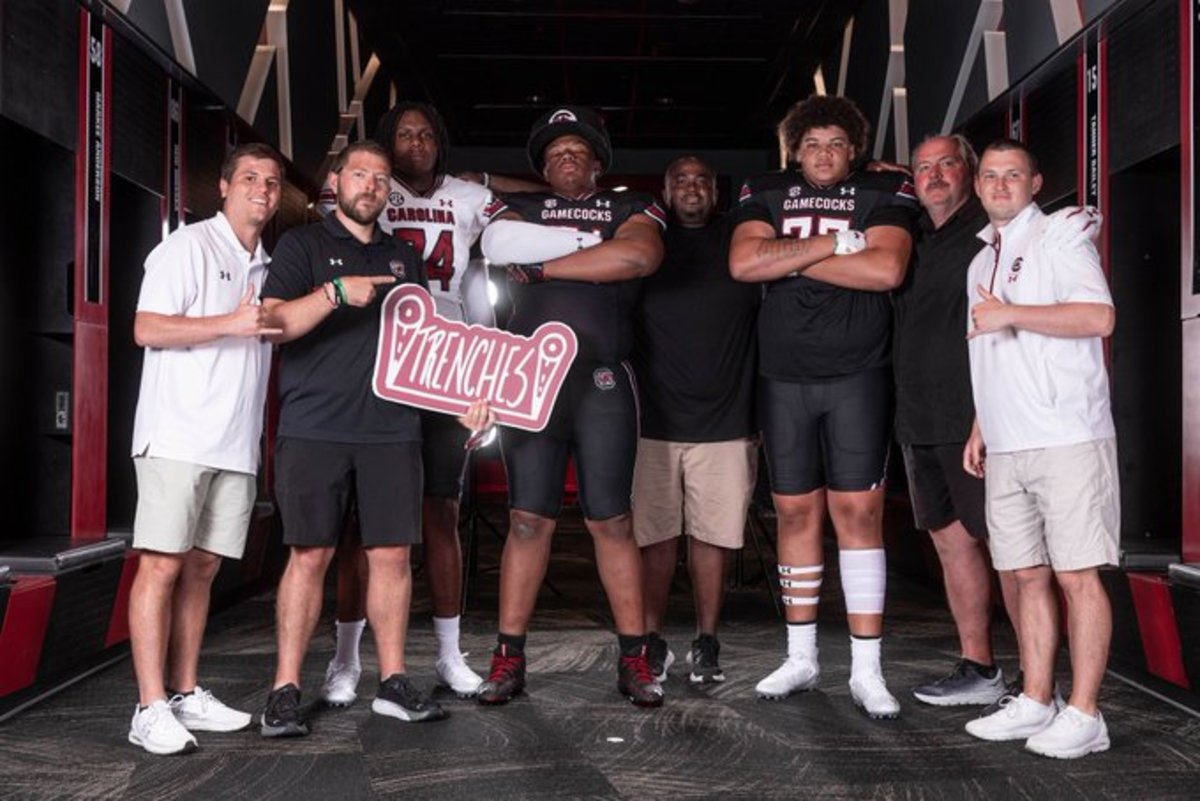 "The Great Wall Of Carolina" posing for a group photo with Lonnie Teasley, Greg Adkins, and some recruiting assistants (25th June, 2023)